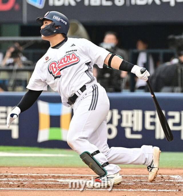 2026년 7월 8일 오후 서울 잠실구장에서 열린 '2026 신한 SOL KBO리그' SSG 랜더스와 두산 베어스의 경기. 두산 윤준호가 2회말 2사 3루서 2점 홈런을 치고 있다./유진형 기자