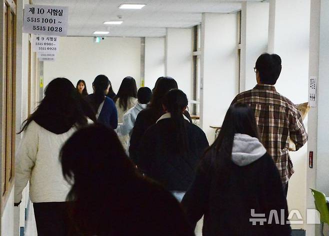 [청주=뉴시스] 서주영 기자 = 2026학년도 대학수학능력시험일인 지난해 11월 13일 충북 청주시 상당구 일신여자고등학교 내 복도에서 수능 감독관과 수험생들이 입실하고 있다. 2025.11.13. juyeong@newsis.com