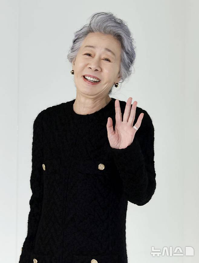 [서울=뉴시스] 김혜진 기자 = 배우 윤여정이 26일 오후 서울 영등포구 퐁피두 센터 한화에서 열린 샤넬 2026 공방 컬렉션 포토 행사에서 포즈를 취하고 있다. 2026.05.26. jini@newsis.com