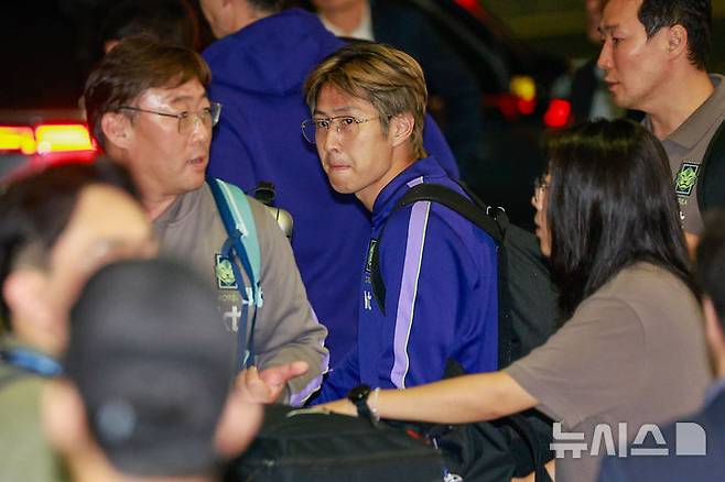 [인천공항=뉴시스] 황준선 기자 = 2026 북중미 월드컵 조별리그에서 탈락한 대한민국 축구 국가대표팀 이강인이 30일 인천국제공항 제2터미널을 통해 귀국하고 있다. (공동취재) 2026.06.30. photo@newsis.com