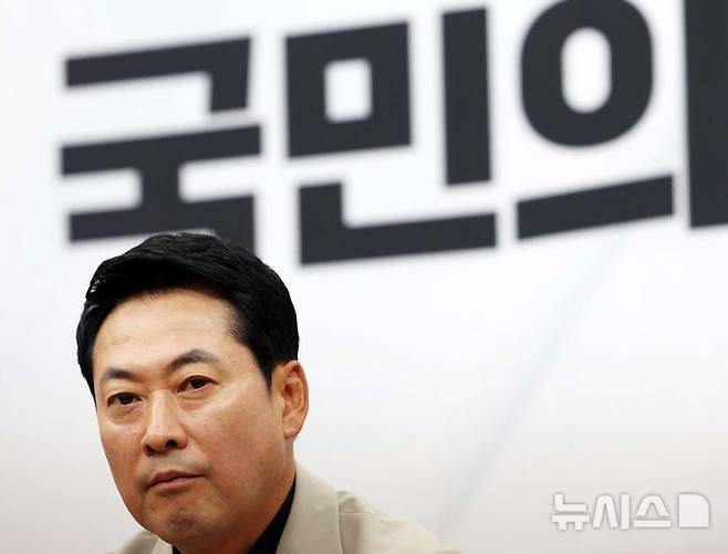 [서울=뉴시스] 고범준 기자 = 장동혁 국민의힘 대표가 9일 서울 여의도 국회에서 열린 최고위원회의에서 정점식 원내대표의 발언을 듣고 있다. 2026.07.09. bjko@newsis.com
