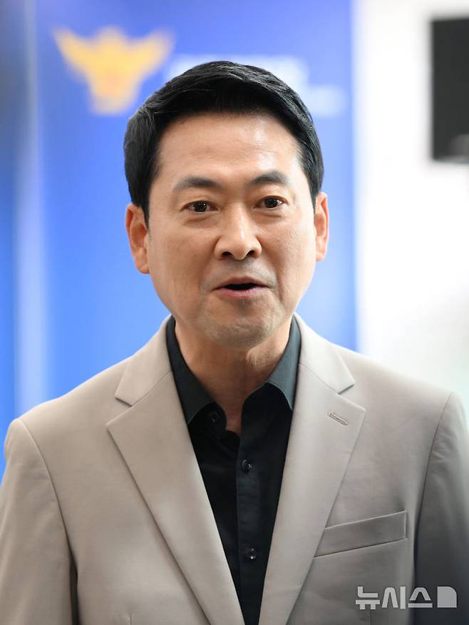 [전남광주] 이현행 기자 = 장동혁 국민의힘 대표가 9일 오후 전남광주통합특별시 광산구 광주경찰청을 방문, '장윤기 사건' 부실 수사 의혹과 관련해 김영근 광주경찰청장과 면담을 요구하고 있다. 2026.07.09. lhh@newsis.com