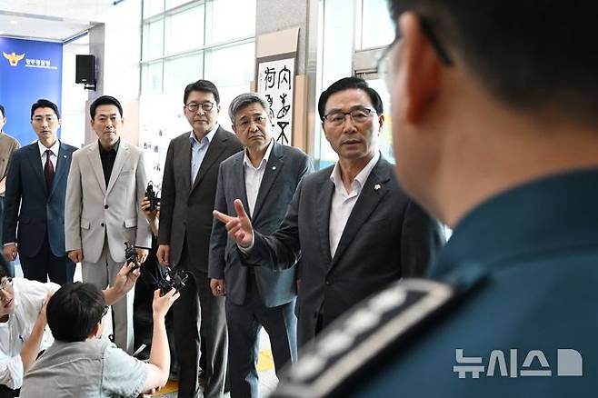 [전남광주] 이현행 기자 = 장동혁 국민의힘 대표를 비롯한 의원들이 9일 오후 전남광주통합특별시 광산구 광주경찰청을 방문, '장윤기 사건' 부실 수사 의혹과 관련해 김영근 광주경찰청장과 면담을 요구하고 있다. 2026.07.09. lhh@newsis.com