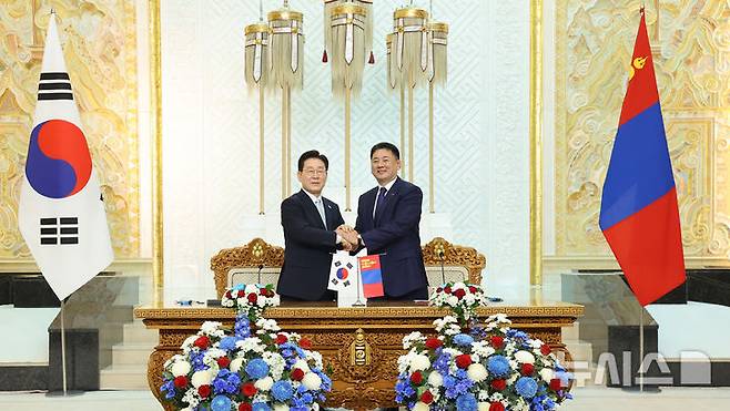 [울란바타르=뉴시스] 조성봉 기자 = 이재명 대통령과 오흐나 후렐수흐 몽골 대통령이 9일(현지 시간) 울란바타르 정부청사에서 열린 한-몽골 공동언론발표에서 악수하고 있다. 2026.07.09. suncho21@newsis.com