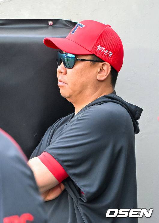 [OSEN=광주, 민경훈 기자] 3일 광주-기아 챔피언스필드에서 2026 신한 SOL KBO 리그 KIA 타이거즈와 롯데 자이언츠의 경기가 열렸다.이날 KIA는 황동하, 롯데는 김진욱을 선발로 내세웠다.KIA 이범호 감독이 덕아웃에서 경기를 주시하고 있다. 2026.06.03 / rumi@osen.co.kr