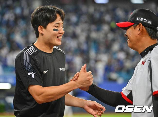 [OSEN=대구, 이석우 기자] 8일 대구삼성라이온즈파크에서 2026 신한 SOL KBO 리그 삼성 라이온즈와 LG 트윈스의 경기가 열렸다. 홈팀 삼성은 오러클린이, 방문팀 LG는 임찬규가 선발 출전했다. LG 트윈스 임찬규가 삼성 라이온즈에 8-2로 승리한 후 하이파이브를 하고 있다. 2026.07.08 / foto0307@osen.co.kr