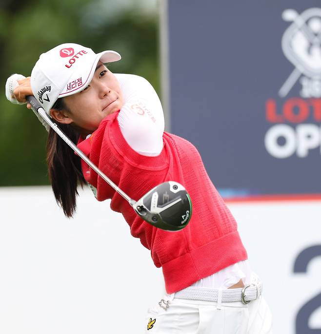 황유민이 지난 5일 인천 서구 베어즈베스트 청라 골프클럽에서 열린 KLPGA 투어 제16회 롯데 오픈 최종 라운드 도중 2번 홀에서 티샷을 하고 있다. KLPGA 제공