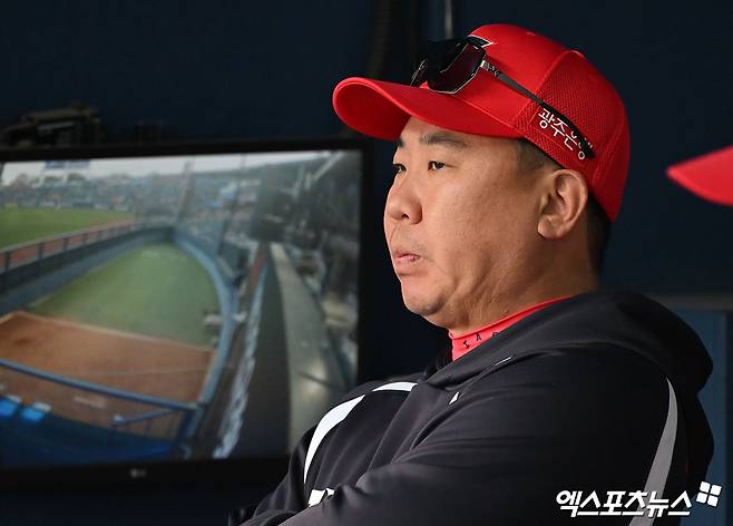 17일 오후 서울 송파구 잠실야구장에서 열린 '2026 신한 SOL Bank KBO리그' KIA 타이거즈와 두산 베어스의 경기, KIA 이범호 감독이 경기를 지켜보고 있다. 엑스포츠뉴스 DB