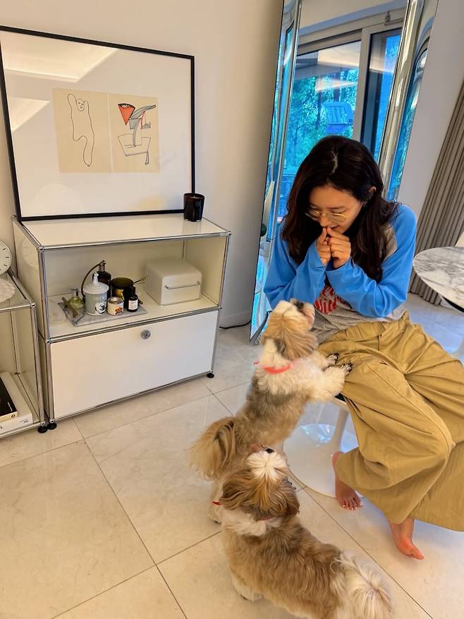 Actress Chae Jung-an captivated fans by sharing heartwarming glimpses of her daily life with her dogs on social media. She spent a cozy time with her dogs, cuddling them and gazing at them affectionately.In the photos, Chae Jung-an exuded a natural charm with her effortless, dressed-up-but-not-too-dressed-up style and light makeup. Her beauty shone through as brightly as ever, even in casual attire.Her dogs also demonstrated their deep bond by never taking their eyes off Chae Jung-an. Chae Jung-an shared an update on her life, enjoying a happy, relaxing moment with her dogs—who had been groomed—after returning home from an outing.