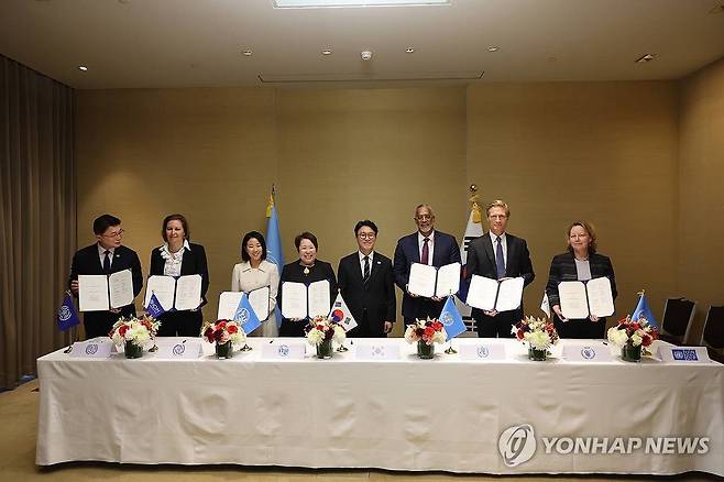 '글로벌 AI 허브' 협력의향서 서명식 [연합뉴스 자료사진] 지난 3월 17일(현지시간) 스위스 제네바 인터콘티넨탈호텔에서 '글로벌 AI 허브' 협력의향서 서명식이 열렸다. 김민석 국무총리가 임석한 가운데 열린 서명식은 한국 정부 대표인 류제명 과학기술정보통신부 제2차관과 글로벌 AI 허브에 참여 의향을 밝힌 ILO(국제노동기구), IOM(국제이주기구), ITU(국제전기통신연합), WHO(세계보건기구), WFP(세계식량계획), UNDP(유엔개발계획) 등 6개 UN 기구 대표자가 상호 서명하는 방식으로 진행됐다. [국무총리실 제공. 재판매 및 DB 금지] utzza@yna.co.kr