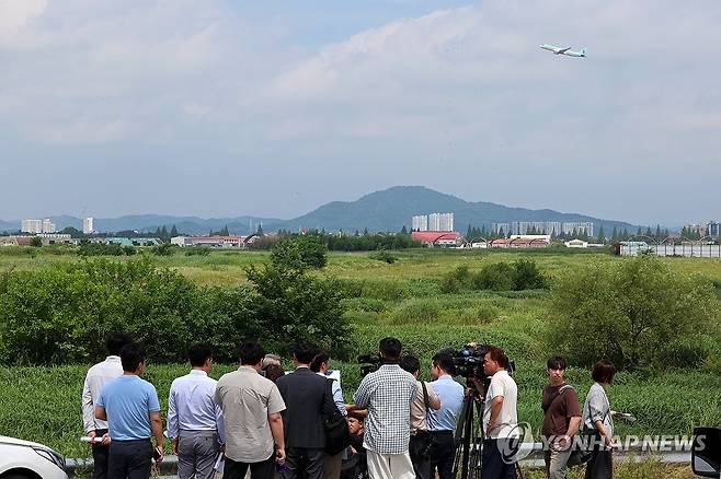 반도체 클러스터 부지로 선정된 광주 군공항 (전남광주=연합뉴스) 조남수 기자 = 7일 전남광주 광산구 광주 군 공항 상공으로 여객기가 날아오르고 있다. 정부는 호남권 반도체 클러스터 부지로 광주 군 공항을 선정했다. 2026.7.7 iso64@yna.co.kr