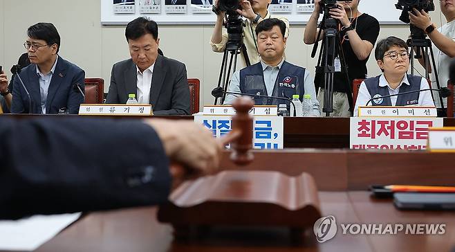 심각한 사용자·근로자 위원들 (세종=연합뉴스) 김주성 기자 = 9일 정부세종청사 최저임금위원회에서 제13차 전원회의가 시작되고 있다.  
    지난 회의에서 6차 수정안으로 노동계와 경영계는 각각 시간당 1만1천450원과 1만460원을 제시해 양측의 격차는 990원으로 줄어든 상태다. 
    왼쪽부터 양옥석 중소기업중앙회 인력정책본부장, 류기정 한국경영자총협회(경총) 전무, 류기섭 한국노총 사무총장, 이미선 민주노총 부위원장. 2026.7.9 utzza@yna.co.kr