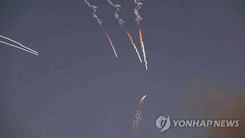 요르단을 향해 발사되는 이란의 탄도미사일 [로이터 연합뉴스. 재판매 및 DB 금지]