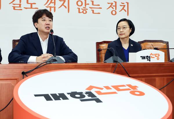 개혁신당 이준석 대표가 국회에서 취임 인사차 방문한 한성숙 총리를 만나 발언하고 있다. 2026.7.10 /연합뉴스
