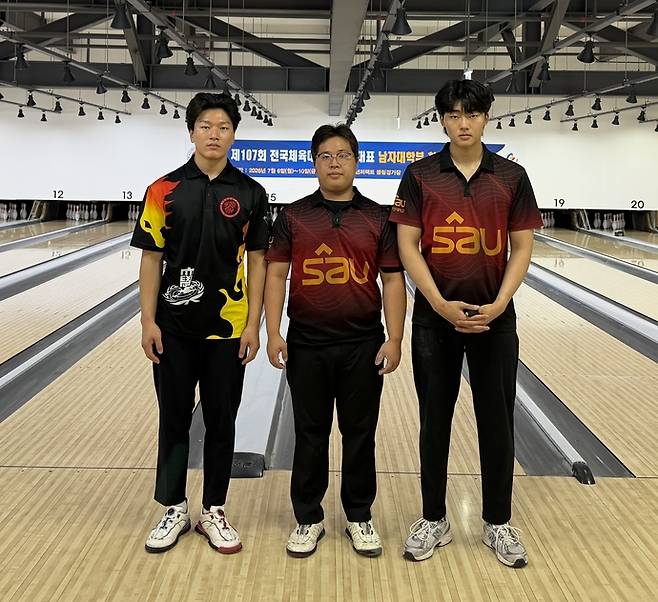 10일 제107회 전국체육대회 볼링 남자대학부 경기도 대표 선수로 선발된 이윤섭(사진 왼쪽부터)·김형석·신동민이 사진 촬영을 하고 있다. 사진=경기도볼링협회