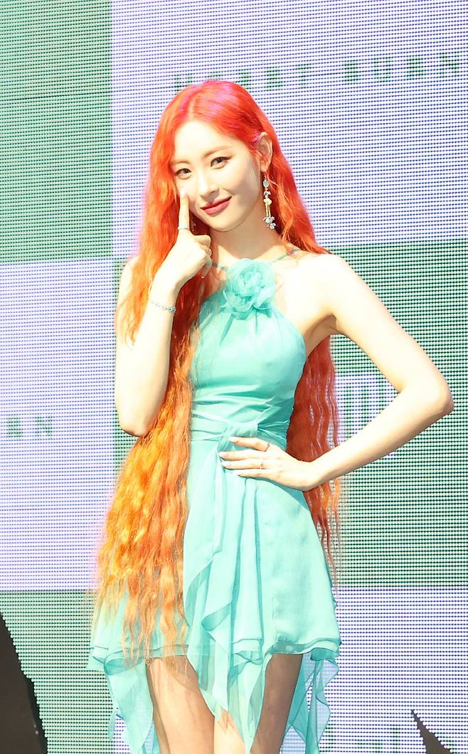 가수 선미가 서울 마포구 메세나폴리스 신한pLay 스퀘어에서 열린 일곱 번째 디지털 싱글 앨범 '열이올라요(Heart Burn)'의 쇼케이스에 참석해 포즈를 취하고 있다. (조현욱 기자 gusdnr8863@)