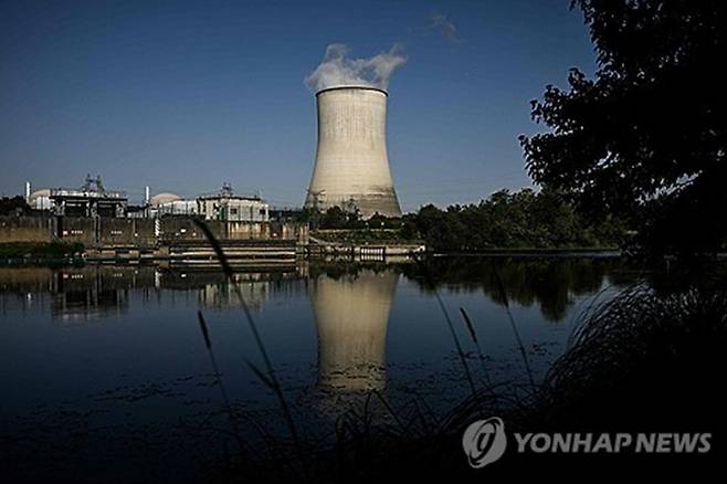 ▲프랑스 남서부 시보에 있는 원자력발전소의 냉각탑 (사진=AP연합뉴스)