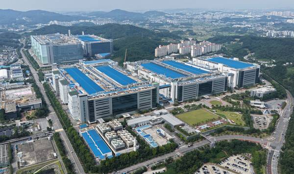 정부가 서남권에 800조원, 충청권에 81조원을 투자하는 등 3대 메가 프로젝트를 추진한다고 밝힌 29일 충남 아산 삼성디스플레이 아산캠퍼스 모습. 이날 청와대에서 열린 '대한민국 대도약 3대 메가프로젝트 국민보고회'에서 김정관 산업통상부 장관은 충청권에 81조원을 투자해 패키징 거점으로 육성한다고 밝혔다. 삼성디스플레이는 유기발광다이오드(OLED)와 차세대 디스플레이 생산 거점인 아산·천안캠퍼스를 기반으로 10년간 100조원 상당의 대규모 투자에 나설 것으로 전해졌다. 2026.6.29. 연합뉴스