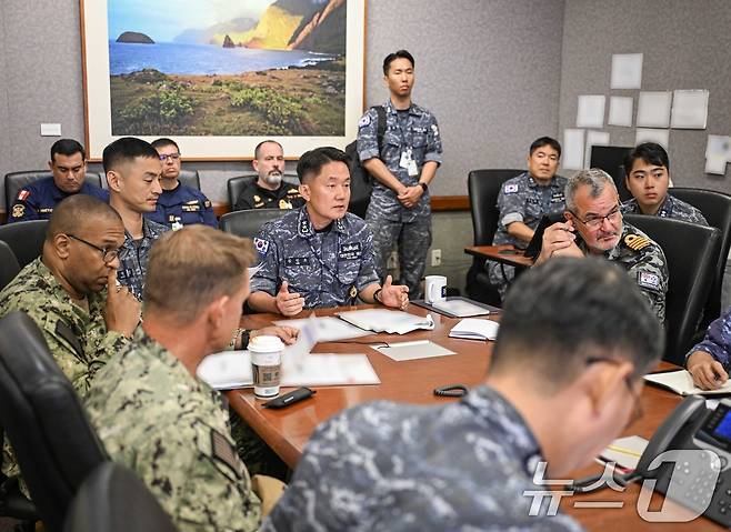 2026 환태평양훈련(RIMPAC·림팩)에서 연합해군구성군사령관(CFMCC)을 맡은 해군기동함대사령관 김인호 소장이 7일(현지시간) 태평양전투지휘소에 있는 화상회의실에서 연합참모진과 해상작전에 대해 논의하고 있다. (해군 제공. 재판매 및 DB 금지) 2026.7.10 ⓒ 뉴스1