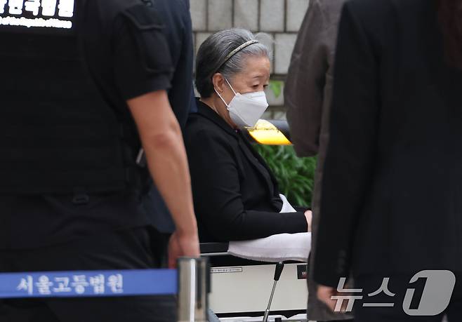 윤석열 정부와의 '정교유착 의혹'으로 기소된 한학자 통일교 총재가 10일 오전 서울 서초구 서울중앙지방법원에서 열린 정치자금법 위반 등 혐의 결심 공판에 출석하고 있다.(공동취재) 2026.7.10 ⓒ 뉴스1 이광호 기자