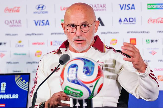 epa13101533 Spain head coach Luis de la Fuente speaks during a press conference ahead of the FIFA World Cup 2026 quarter-final match between Spain and Belgium at Los Angeles Stadium in Inglewood, California, USA, 09 July 2026. Spain will face Belgium on 10 July.  EPA/CHRIS TORRES<저작권자(c) 연합뉴스, 무단 전재-재배포, AI 학습 및 활용 금지>