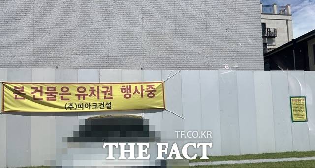 이승기가 최근 신축한 본인 소유 건물이 주위를 둘러싼 큰 펜스에 막혀 있다. 펜스에는 '유치권 행사 중'이라 적힌 현수막이 걸려 있다. /정병근 기자