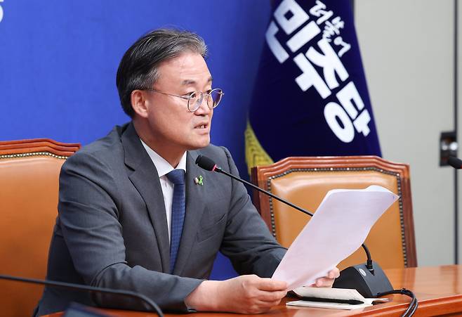이연희 더불어민주당 전국당원대회 준비위원회 대변인이 9일 오후 서울 여의도 국회 당대표 회의실에서 이날 열린 전당대회준비위원회 전체회의 결과를 브리핑하고 있다. /뉴시스