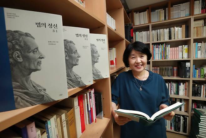 2023년 7월 5일 오후 대전시 유성구 자택에서 몽테스키외의 '법의 정신'을 완역한 진인혜 전 목원대 교수가 본지와 인터뷰에 앞서 사진 포즈를 취하고 있다. /신현종 기자