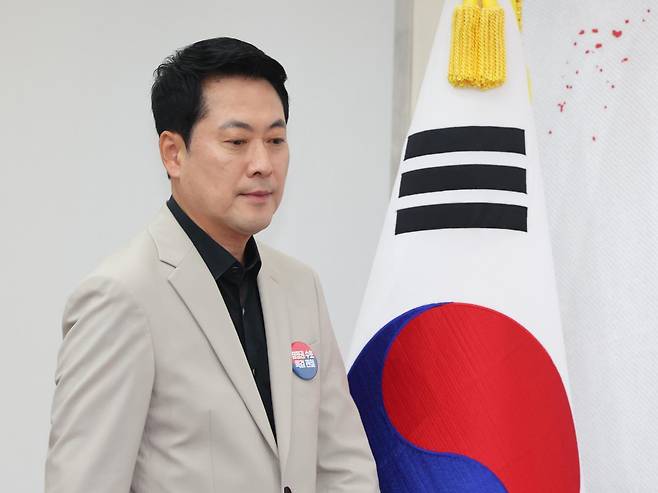 장동혁 국민의힘 대표가 9일 오전 서울 여의도 국회에서 열린 최고위원회의에 참석하고 있다.  2026.7.9 뉴스1