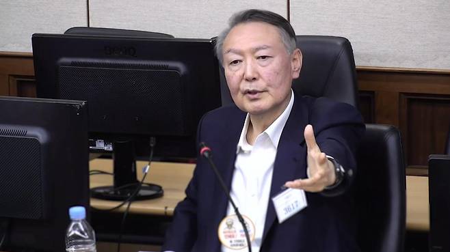 고위공직자범죄수사처(공수처) 체포영장 집행 방해 및 국무위원 심의권 침해로 재판에 넘겨진 윤석열 전 대통령이 26일 서울 서초구 중앙지방법원에서 열린 1심 결심 공판에서 최후 진술을 하고 있다. 2025.12.26 중앙지법 제공