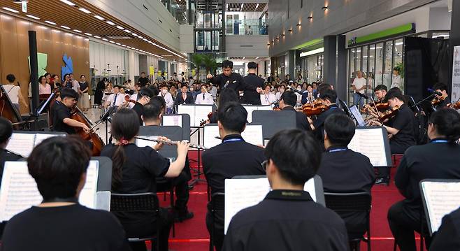 경남 창원한마음병원 오케스트라 단원들이 8일 오후 창원한마음병원 로비에서 창단 5주년 기념 연주회를 열고 있다. 창원한마음병원 제공