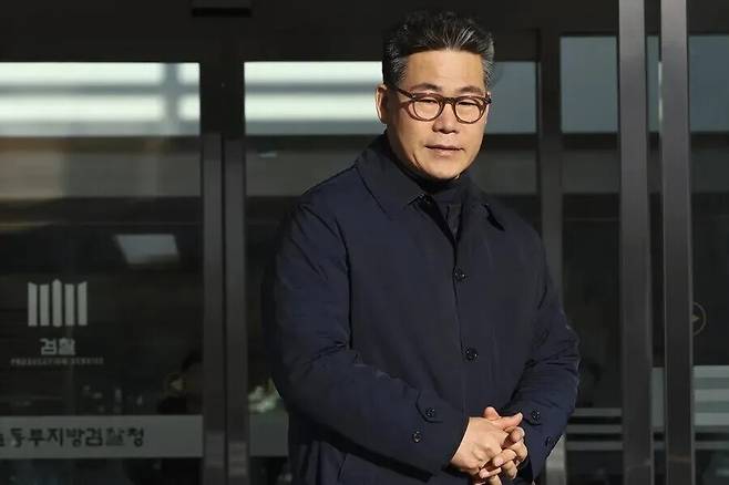 서울동부지검에 파견돼 3개월간 ‘세관 마약수사 은폐 의혹’을 수사한 백해룡 경정이 파견 종료 소회를 밝히기 위해 지난 1월14일 서울동부지검 앞으로 이동하고 있다. 연합뉴스