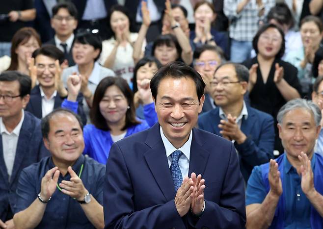 6월 4일 우상호 당시 더불어민주당 강원지사 후보가 춘천시 민주당 강원도당에서 지사 당선이 확실시되자 환하게 웃고 있다. 춘천=연합뉴스