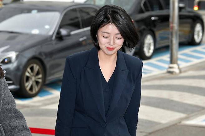 자신의 페이스북에 비판 댓글을 쓴 이용자의 미성년 자녀 사진을 게시한 것이 명예훼손 소지가 있다며 당원권 정지 1년 처분을 받은 배현진 국민의힘 의원이 2월 26일 서울 양천구 서울남부지방법원에서 열린 징계 효력정지 가처분 사건 첫 심문기일에 출석하고 있다. 임지훈 인턴기자
