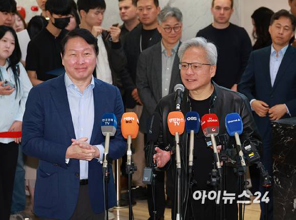젠슨 황 엔비디아 최고경영자(CEO)가 지난달 8일 서울 종로구 SK서린빌딩에 방문해 최태원 SK그룹 회장(왼쪽)과 면담을 마치고 취재진과 질의 응답을 갖고 있다.[사진=정소희 기자]
