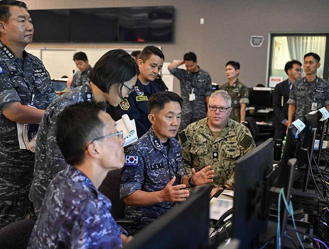 2026 림팩훈련(RIMPAC)에서 연합해군구성군사령관(CFMCC)을 맡은 해군기동함대사령관 김인호 소장이 7일(현지시간) 태평양전투지휘소에 있는 해양작전본부(MOC)에서 연합참모진과 해상작전을 논의하고 있다. (사진제공: 해군)