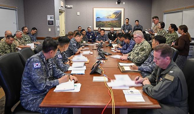 2026 림팩훈련(RIMPAC)에서 연합해군구성군사령관(CFMCC)을 맡은 해군기동함대사령관 김인호 소장이 7일(현지시간) 태평양전투지휘소에 있는 화상회의실에서 연합참모진과 해상작전을 논의하고 있다. (사진제공: 해군)