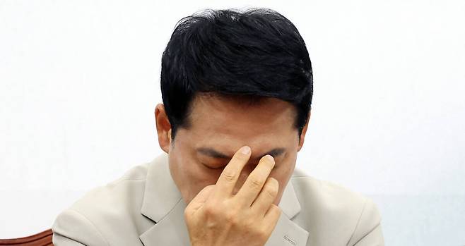 국민의힘 장동혁 대표가 9일 국회에서 열린 최고위원회의에서 최고위원들의 발언을 들으며 생각에 잠겨 있다. 연합뉴스