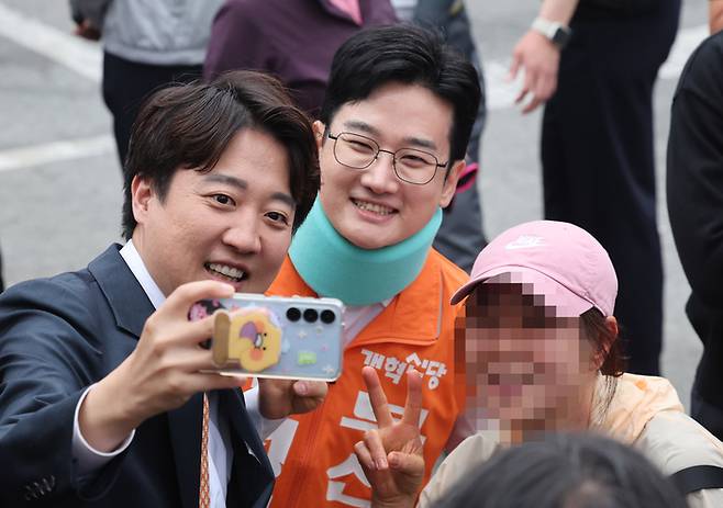 이준석 개혁신당 대표와 정이한 전 부산시장 후보 [뉴시스]