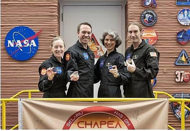 미국 항공우주국(NASA)이 2024년 7월 처음 모집한 화성 시뮬레이션 프로그램에 참여했던 승무원들. 왼쪽부터 안카 셀라리우, 네이선 존스, 켈리 해스턴, 로스 브록웰./사진=CNN