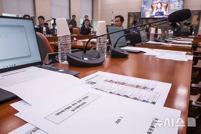 [서울=뉴시스] 정병혁 기자 = 9일 서울 여의도 국회에서 열린 문화체육관광위원회 회의에서 의원 자리에 대한축구협회 청문회 실시계획이 놓여 있다. 2026.07.09. jhope@newsis.com