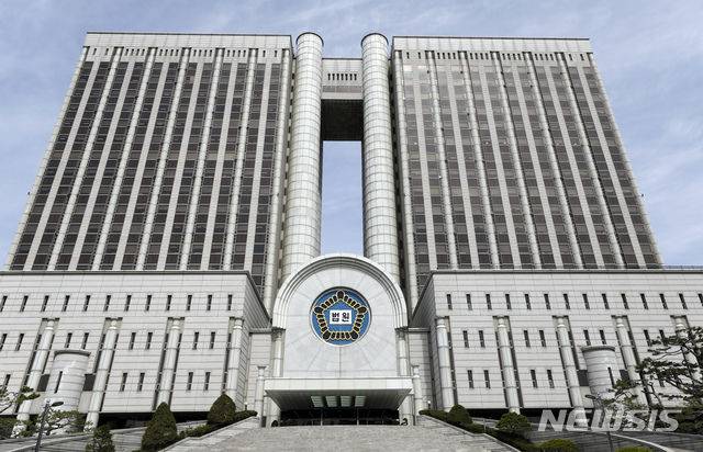 [서울=뉴시스]고승민 기자 = 검찰이 상가 여자화장실에서 불법 촬영한 뒤 휴지에 캡사이신을 뿌린 혐의로 재판에 넘겨진 사회복무요원에게 징역 9년을 구형했다. 사진은 서울중앙지법 모습. (사진=뉴시스DB) kkssmm99@newsis.com 2026.07.10. *재판매 및 DB 금지