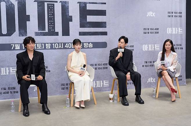 [서울=뉴시스] 배우 지성, 하윤경, 박병은, 문소리가 10일 JTBC 새 토일드라마 '아파트' 온라인 제작발표회에서 질의응답을 하고 있다. (사진=JTBC 제공) 2026.07.10. photo@newsis.com *재판매 및 DB 금지