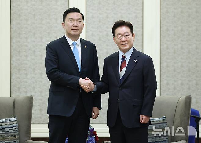 [울란바타르=뉴시스] 조성봉 기자 = 몽골을 국빈 방문한 이재명 대통령이 10일(현지 시간) 울란바타르 한 호텔에서 냠오소르 오츠랄 몽골 총리를 접견하며 기념촬영을 하고 있다. 2026.07.10. suncho21@newsis.com