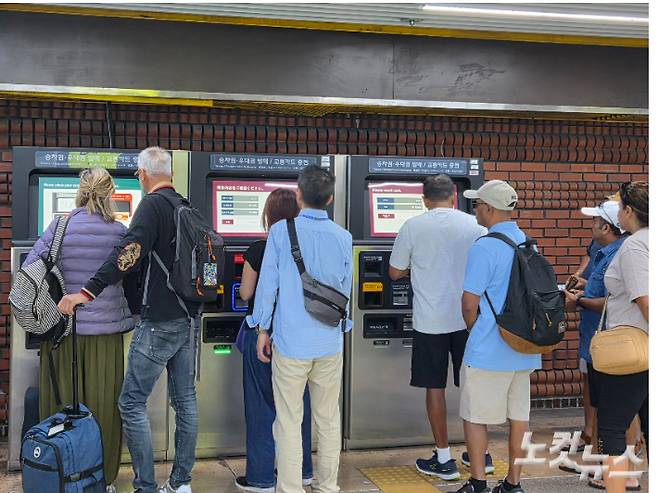 부산도시철도 1호선 부산역 역사에 외국인 관광객들이 승차권 발매를 위해 줄을 서고 있다. 정혜린 기자
