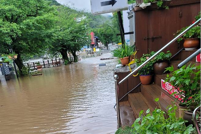 지난 8일과 9일 내린 폭우로 물에 잠긴 충남 공주시 동학사. 독자 제공