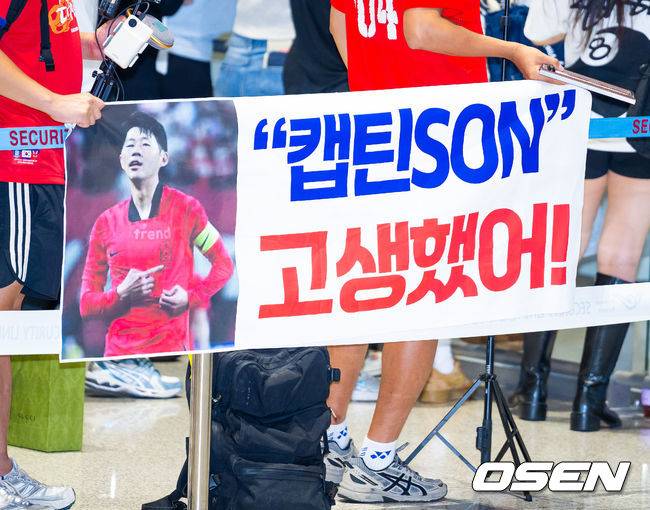 [OSEN=인천공항, 민경훈 기자] 한국 축구대표팀의 ‘캡틴’ 손흥민(LAFC)이 월드컵 탈락 후 1일 새벽 인천국제공항을 통해 귀국했다.한편, 손흥민은 지난 달 30일 월드컵 탈락 후 자신의 소셜미디어를 통해 처음으로 심경을 밝혔다. 홍명보 감독을 비롯해 김민재, 황희찬, 설영우, 이강인 등 선수 8명은 전날인 지난 달 30일 새벽 입국했다.대표팀 손흥민을 응원하는 플래카드가 펼쳐져 있다. 2026.07.01 / rumi@osen.co.kr
