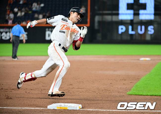[OSEN=대전, 지형준 기자] 9일 대전 한화생명 볼파크에서 2026 신한 SOL KBO리그 한화 이글스와 NC 다이노스의 경기가 열렸다.이날 한화는 오웬 화이트, NC는 구창모가 선발로 나섰다.5회말 무사에서 한화 심우준이 중전 안타를 날리고 NC 천재환을 실책을 틈타 3루에 안착하고 있다. 2026.07.09 / jpnews@osen.co.kr