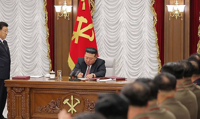 북한 조선중앙통신은 10일&nbsp;“김정은 국무위원장은 전날 당중앙군사위원회에서 토의결정된 중대한 군사적대책에 관한 7건의 명령서들에 친필서명했다”고 보도했다.&nbsp;평양 조선중앙통신·연합뉴스