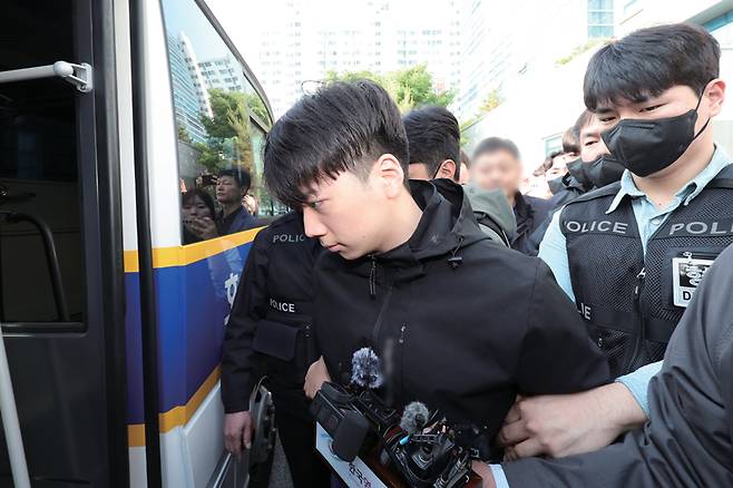광주 광산구 월계동 한 보행로에서 귀가 중이던 여고생을 흉기로 찔러 살해하고, 남고생에게 흉기를 휘두른 장윤기(23 )가 5월14 일 살인·살인미수 혐의로 광주 서부경찰서에서 검찰로 송치되며 호송차에 오르고 있다. ⓒ연합뉴스